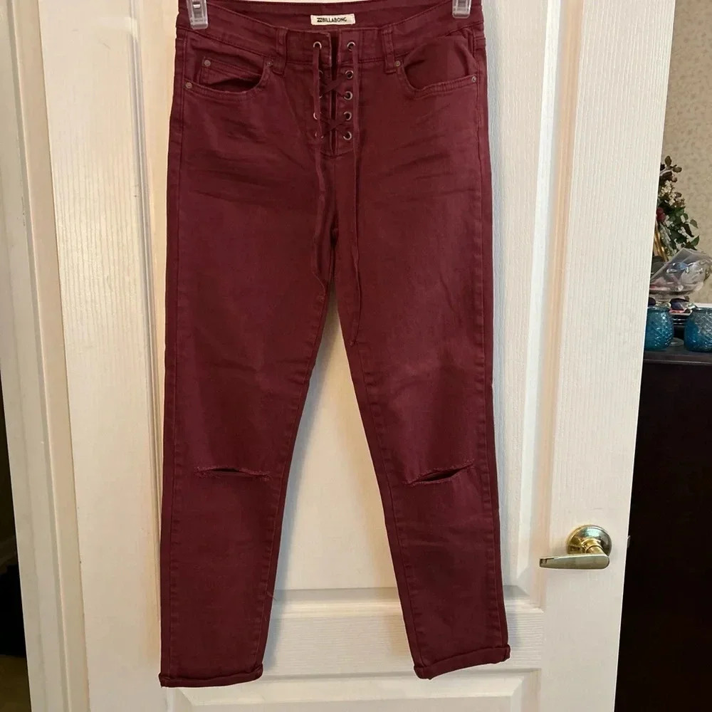 BILLABONG burgundy pants size 28 waist Cuffed leg, distressed knees, Stretch EUC